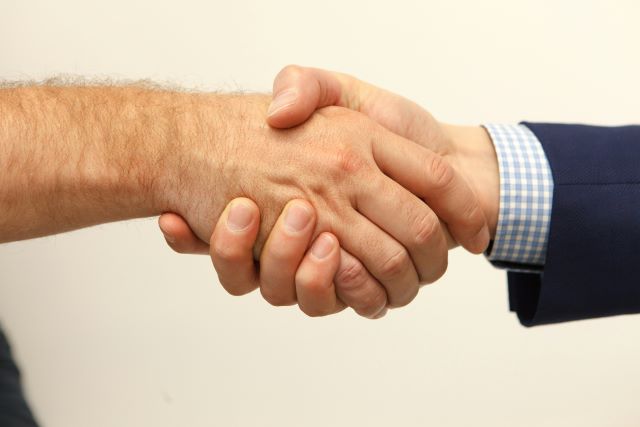 How to choose a surveyor when buying a house: handshake